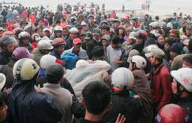 Vụ chìm tàu cá: Đẫm nước mắt kéo xác người vào bờ