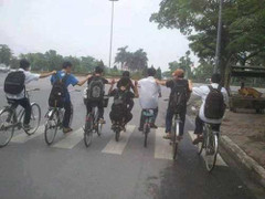 Phản cảm học sinh đi xe đạp dàn hàng 7