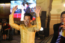 Xem Hoài Linh mặc áo dài vàng chóe diễn trò nhắng nhít