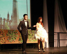 Du học sinh Anh nhảy bốc lửa chào đón 'ma mới'