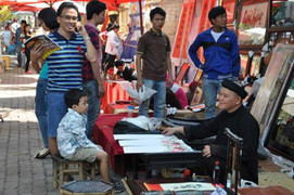 Ông đồ bày mực tàu, giấy đỏ trên phố Sài Gòn
