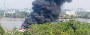 Tàu cánh ngầm bốc cháy dữ dội trên sông Sài Gòn