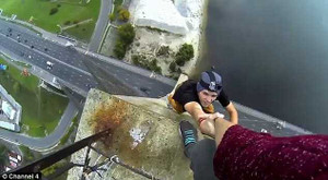 Chàng trai suýt tuột tay rơi từ độ cao 115m