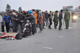 Đi đám cưới, cả nhà bị tàu hỏa tông thương vong