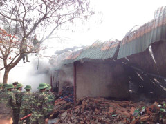 Cháy lớn tại kho hàng nghìn m2 ở Hà Nội