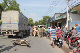 Bị xe tải đâm ngay cổng công ty, một công nhân chết thảm
