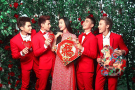 Ngô Thanh Vân xinh đẹp, rộn ràng đón Tết cùng nhóm 365