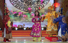 Táo quân 2014: Táo Điện lực bị Người dân ném giày vào người