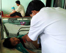 Nổ đồ chơi, máu học sinh bị thương đông cứng trong xi lanh