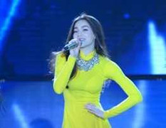 Hà Hồ diện áo dài vàng rực khoe dáng chuẩn