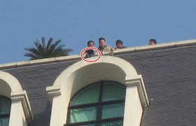 Hà Nội: Giải cứu người đàn ông tự tử trên nóc tòa nhà Pacific