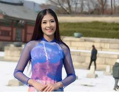 Ngọc Hân thướt tha áo dài tại Hàn Quốc