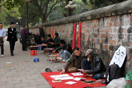 ‘Ông Đồ’ dựng lều viết chữ 'chui' trên vỉa hè Văn Miếu