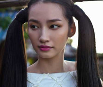 Trúc Diễm tóc 2 sừng ngộ nghĩnh đi ăn quà vặt