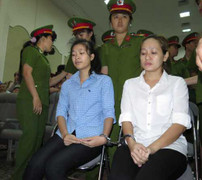 Hầu toà, bảo mẫu bạo hành trẻ không hề ăn năn?