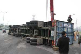 Xe container 'khủng' lật nhào, người đi đường đứng tim