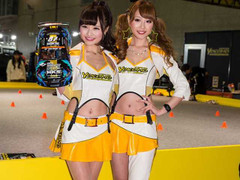 'Búp bê Nhật' gợi cảm hút mắt cùng xe độ