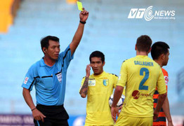 Hà Nội T&T thua sốc, bầu Hiển tràn sân mắng trọng tài