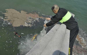 Tiễn ông Táo về trời, ao hồ Hà Nội ngập rác