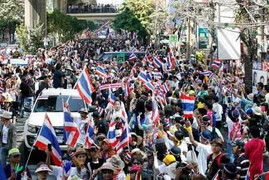 Người biểu tình Thái Lan đeo bám Thủ tướng Yingluck