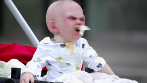 Em bé mặt quỷ làm náo loạn đường phố