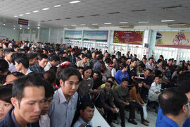 Đổ xô đổi vé tàu, ga Sài Gòn căng như dây đàn