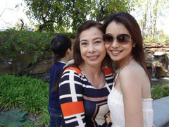 Nhan sắc gây bất ngờ của mẹ Jennifer Phạm, Hoàng Thùy Linh