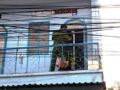 Cô gái kinh hãi thấy người yêu treo cổ trong phòng trọ