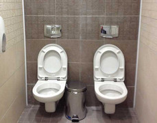 Nhà vệ sinh kép kỳ lạ ở làng Olympic Sochi 2014