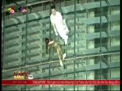 Diễn thời trang trên tường toà nhà cao nhất thế giới