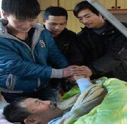 Nam sinh đưa cha bại liệt vào ký túc xá chăm sóc