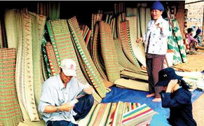 Chiếu cói, thảm lau chân, ốc vít đều là 'quà Tết'