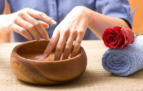 Bảo vệ tay khi dọn rửa nhà ngày Tết