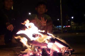 Người Sài Gòn đốt lửa chống rét trong đêm