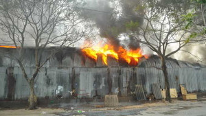 Clip: Cháy kho hàng Tết gần trung tâm Thủ đô