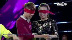 Hoàng Thuỳ Linh ôm eo 'trai lạ', bịt mắt bắt cá