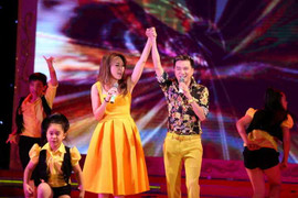 Xem Đàm Vĩnh Hưng tình tứ hôn tay Mỹ Tâm