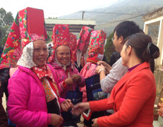 Mặt trận Tổ quốc Việt Nam tặng quà dân nghèo biên giới