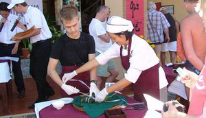 Khách Tây thi làm bánh chưng