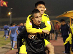 Cầu thủ SLNA phải cõng rời sân