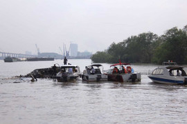 Trục vớt tàu cánh ngầm cháy, chìm trên sông Sài Gòn