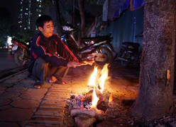 Clip: Người Sài Gòn đốt lửa chống rét