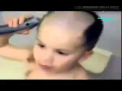 Cười vỡ bụng clip cậu bé tự hớt tóc