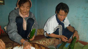 Hai cha con 'người rừng' đón Tết