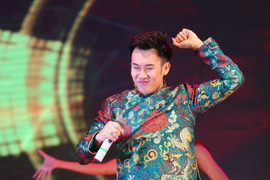 Dương Triệu Vũ xì tin mặc áo dài hoa hoè hoa sói