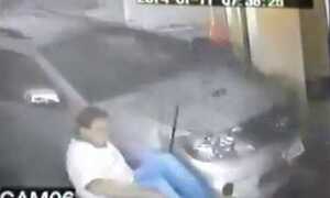 Clip: Ôtô lao vào khách sạn, húc tung người ngồi ở sảnh