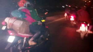 Công nhân đổ xô về quê trong đêm tối