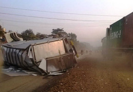 Lật xe chở bí đao trên QL14, dân giúp tài xế giữ hiện trường