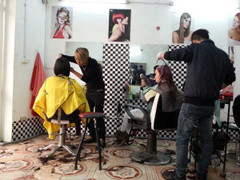 Thợ làm tóc thu chục triệu đồng mỗi ngày