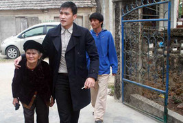 Công Vinh về quê bán tạp hóa phụ mẹ